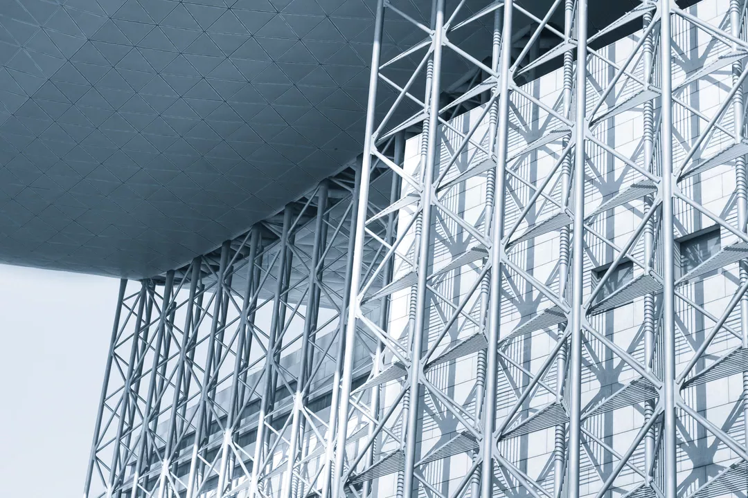 Estrutura de Alumínio vs Aço Galvanizado em Galpões: Qual Material Oferece Melhor Performance? - Estrutura de Alumínio vs Aço Galvanizado em Galpões